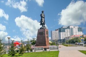 Фото памятник Якову Похабову в Иркутске расположен на Нижней набережной Ангары