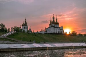 Фото Свято-Троицкий мужской монастырь на берегу Туры в Тюмени, Россия