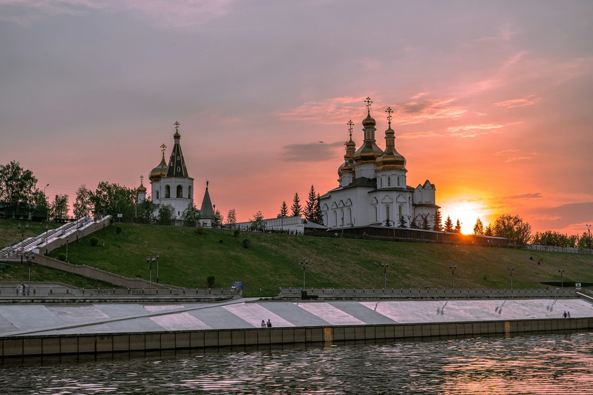 Фото Свято-Троицкий мужской монастырь на берегу Туры в Тюмени, Россия